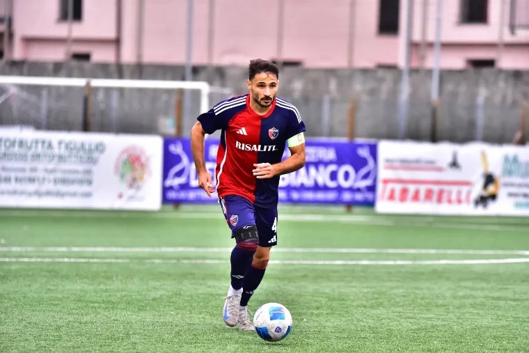 Massimiliano Pane, capitano del Sestri Levante, in azione con la maglia rossoblù