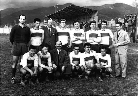 La squadra del Sestri Levante negli anni Venti in posa sul campo