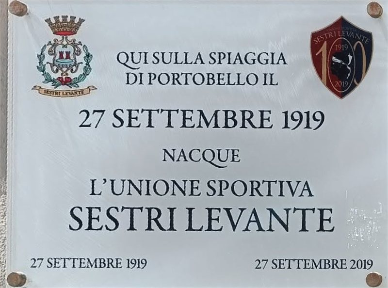 Targa del centenario sulla spiaggia di Portobello, dove nel 1919 fu fondato il Sestri Levante