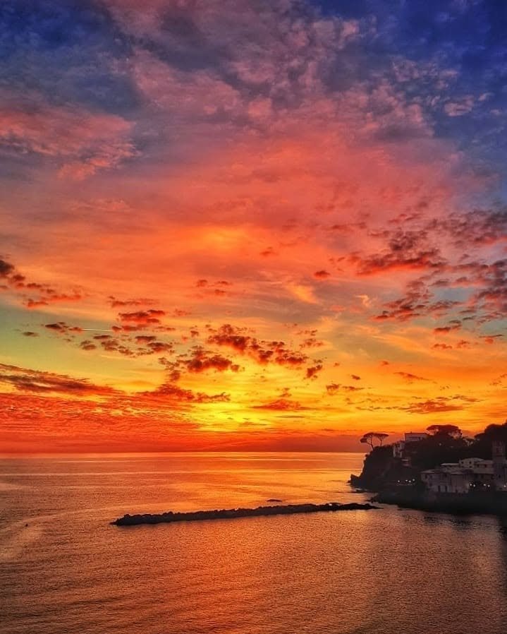 Tramonto rosso sul mare di Sestri Levante, da cui nascono i colori rossoblù dei Corsari
